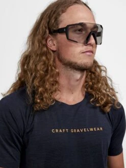 Craft Adv Gravel SS Tee M 10687959 -Kleiderliebe Laden 1913183 999200 Adv Gravel SS Tee M Closeup3