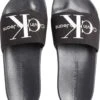 Calvin Klein Monogramm-Slides 10685668 -Kleiderliebe Laden Calvin Klein SP2023 BDS YW0YW00103BDS