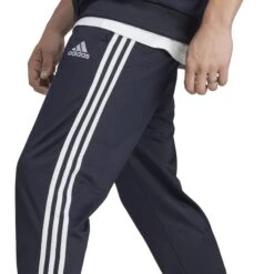 Adidas Sportswear Basic 3-Streifen Tricot Trainingsanzug 10680741 -Kleiderliebe Laden HZ2220 9 APPAREL On Model Detail View 2 transparent